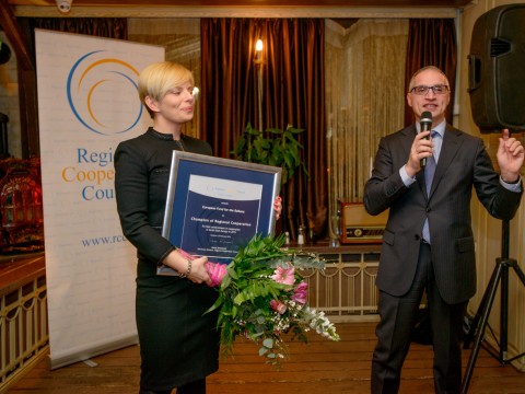 Executive Director of the European Fund for the Balkans, Hedvig Morvai (left), on behalf of the EFB, receives RCC's Champion of Regional Cooperation award for 2015 from RCC Secretary General, Goran Svilanović, in Sarajevo, BiH on 25 February 2016. (Photo: RCC/Amer Kapetanovic) Executive Director of the European Fund for the Balkans, Hedvig Morvai (left), on behalf of the EFB, receives RCC's Champion of Regional Cooperation award for 2015 from RCC Secretary General, Goran Svilanović, in Sarajevo, BiH on 25 February 2016. (Photo: RCC/Amer Kapetanovic)